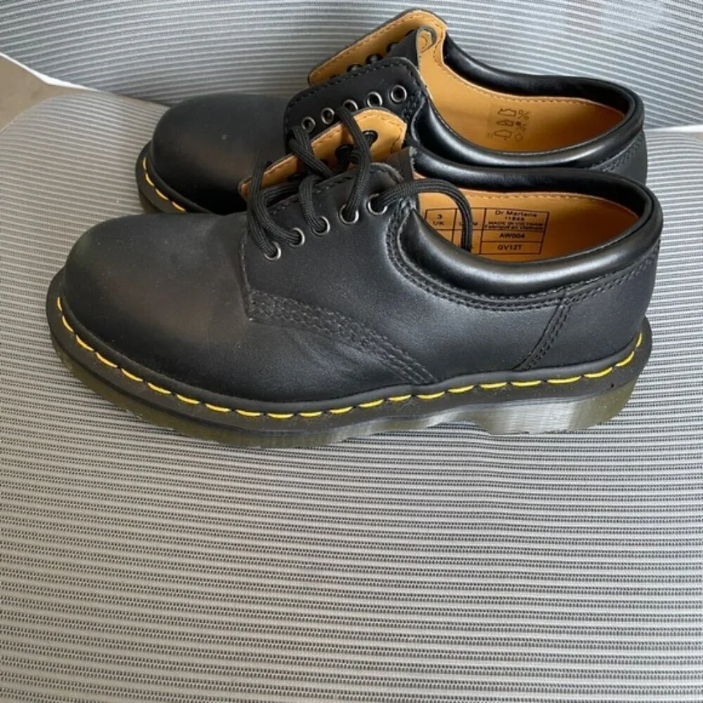 NWOT Dr. Marten Nappa Leather 5 hole Casual Shoes - Size 4